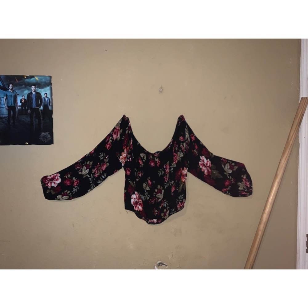 Cropped, long sleeve floral shirt